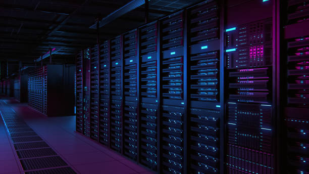 Data center con rack server illuminati, controllo operativo infrastruttura IT